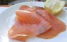 Un plato de filetes de salmón ahumado
