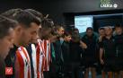 Iñaki WIlliams, en el centro junto a su hermano Nico, dirigiendo el padrenuestro antes del encuentro contra el Sevilla