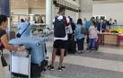 Ciudadanos españoles residentes en Líbano esperan en el aeropuerto internacional Rafic Hariri de Beirut la llegada del segundo vuelo de evacuación de este jueves