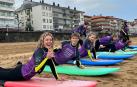 Estudiantes de la Universidad de Navarra practicando surf durante la I Semana del Deporte Universitario de la Universidad de Navarra