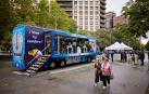 El Autobús del Cerebro, situado en la calle Bosquecillo de Pamplona el jueves durante todo el día