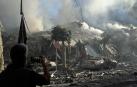 Un hombre fotografía un edificio derrumbado después de un ataque aéreo israelí sobre el barrio de Dahieh, uno de los bastiones de Hizbulá, en Beirut (Líbano)