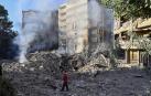 Un hombre camina entre las ruinas de una zona de edificios bombardeada al sur de Beirut