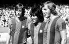 Johan Cruyff (L), Hugo Sotil (C) and Johan Neeskens, presentados como jugadores del Barcelona en 1974
