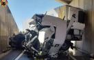 El camión accidentado en el túnel de un puente en la incorporación a la A-7 desde la CV-32
