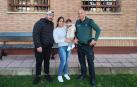 Los padres y el bebé, junto a uno de los agentes, en Corella