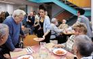 Parte de las personas usuarias del servicio de comedor que acudieron al centro diurno Ostoki de Ansoáin
