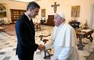El presidente del Gobierno, Pedro Sánchez (i), es recibido en audiencia por el Papa Francisco (d), en la Biblioteca Apostólica del Vaticano