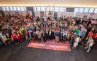 Foto de familia de participantes y organizadores en la fiesta del voluntariado celebrada ayer en Baluarte