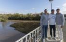Los tres jóvenes que han lloghrado una patente para una maquína de depuración de agua