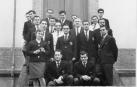 Foto de archiva de la primera promoción de médicos, con solo una chica, de la Universidad de Navarra, en la 'Escuela Vieja' del Hospital de Navarra.