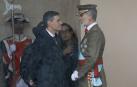 El rey Felipe VI conversa con el presidente del Gobierno, Pedro Sánchez (i), este sábado, en el marco del tradicional desfile del Día de la Fiesta Nacional por el Paseo del Prado de Madrid
