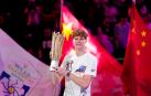 Jannik Sinner posa con su trofeo en Shanghai tras vencer a Novak Djokovic