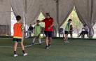El entrenador español Paco Araújo durante un entrenamiento de fútbol con niños en Hazmieh, a las afueras de Beirut, el 13 de octubre de 2024. En un campo de fútbol a apenas cuatro kilómetros de los suburbios beirutíes más castigados por las bombas de Israel, el barcelonés Paco Araujo entrena a un grupo de niños con su pasión habitual, mostrando una resiliencia que dice haber aprendido de los libaneses durante sus 13 años en el país.