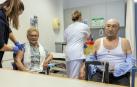 María Dolores Oloriz y Manuel Vizcay poniéndose las vacunas de la gripe y el Covid en el Centro de Salud de Huarte