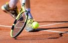 Imagen de una persona jugando a tenis
