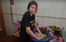La influencer Nazaret Martín enseña paso a paso cómo embotar pimientos, tomates y cebollas, una técnica tradicional que puede durar hasta más de un año