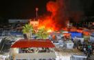El fuego consume tiendas de campaña del asentamiento de desplazados en Deir al-Balá