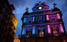 Fachada iluminada del Ayuntamiento de Pamplona