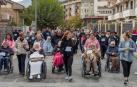 Usuarios del centro de día y residentes en San Jerónimo encabezaron la marcha.
