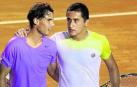 Nico Almagro, a la derecha, junto a Rafa Nadal, en la arena de París