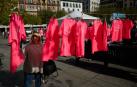 Camisetas rosas ondeando esta sábado en la Plaza del Castillo de Pamplona