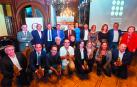 Agachados, los premiados, la noche de este viernes en el Nuevo Casino Principal de Pamplona. Desde la izquierda., Iván Benítez, Manuel Baigorri, Patxi Amezcua, Jesús Diges, Mikel Sola, Mikel González, Ane Urrizburu, María San Gil, Isa Eguiguren y Pedro Gómez