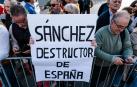 Varias personas durante una concentración para pedir elecciones generales, en la Plaza de Castilla