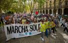 La cabeza de la marcha solidaria, a su paso por la Plaza de la Libertad.