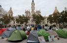 Vista este domingo de las tiendas de campaña que varios manifestantes plantaron el sábado en la plaza de Ayuntamiento en Valencia para reclamar el derecho a la vivienda y contra la turistificación