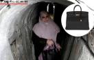Samar Abú Zamar, huyendo con el bolso por un túnel