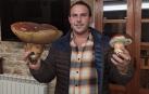 Carlos Astarriaga Iribas posa con el boletus pinicola de 3.8 kilogramos que encontró en Unguilde (Zamora)