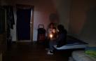 La mujer y los dos pequeños, de 11 y 6 años, la noche del lunes en su habitación.