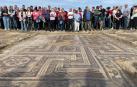 Asistentes a la jornada contemplan el pasado día 20 uno de los mosaicos del yacimiento de Campo de Arlas.