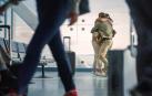 Hay quien ve el aeropuerto como símbolo de encuentro y despedida lleno de amor, mientras que las nuevas regulaciones parecen poner el foco en la eficiencia.