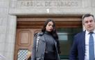 La acusada Catherine (Katy) Silva, que se encuentra en libertad con medidas cautelares, acompañada por su abogado, Luciano Prado (d), la salida de la sesión de este jueves a la Audiencia Provincial de A Coruña donde continúa el juicio por el asesinato del joven Samuel Luiz