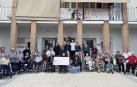 Integrantes de la Peña Gracurris y residentes del Hogar San José, en el acto de entrega de la donación