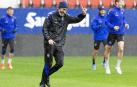 Graciosa imagen de Vicente Moreno, bajo el aguacero, durante el entrenamiento de este viernes en El Sadar
