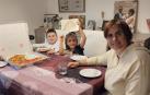 Cristina Solano Martínez con sus hijos Oier e Irati durante uno de sus días “pp”: pizza y peli.