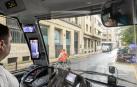 La nueva cámara. En la cámara superior, a la izquierda de la imagen, la que está en pruebas, se ve a la persona que circula en bicicleta. En la inferior, no se aprecia. La imagen se tomó este miércoles 16 de octubre en el paseo de Sarasate en un autobús de la línea 3