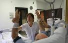 María Herrera Isasi, coordinadora de ictus de Neurología del Hospital Universitario de Navarra, junto a un paciente ingresado en la Unidad de Ictus