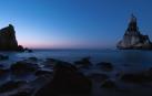 Playa en Sintra, Portugal, durante la hora azul