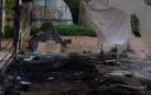Al fuego que se originó en los invernaderos y no dejó heridos se suma el agua y una invasión de ratas, poniendo en jaque la salud de las decenas de personas sin hogar que pernoctan tanto en este lugar como en el frontón de la zona