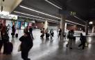 Pasajeros afectados por la huelga de transportes en la estación de autobuses de  Pamplona