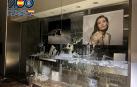 Cristal roto de una joyería en la zona afectada por la DANA en Valencia para saquearla