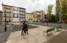 Una pareja atraviesa la plaza de Santa Ana de Pamplona en un día lluvioso