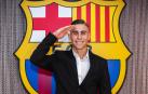 Fermín López saluda ante el escudo del F.C. Barcelona tras haber ampliado su contrato hasta 2029