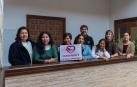 Desde la izda., Aura Macas, María Gómez, Esperanza Vidal, Rocío Zari, Arkaitz Almortza, Carmen Almeida, Amaya Prieto e Itziar Lezáun en la casa de cultura durante la presentación de Cuidando-T.