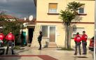 Agentes de la Policía Foral entran al domicilio de la Txantrea