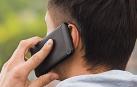 Una persona habla por teléfono